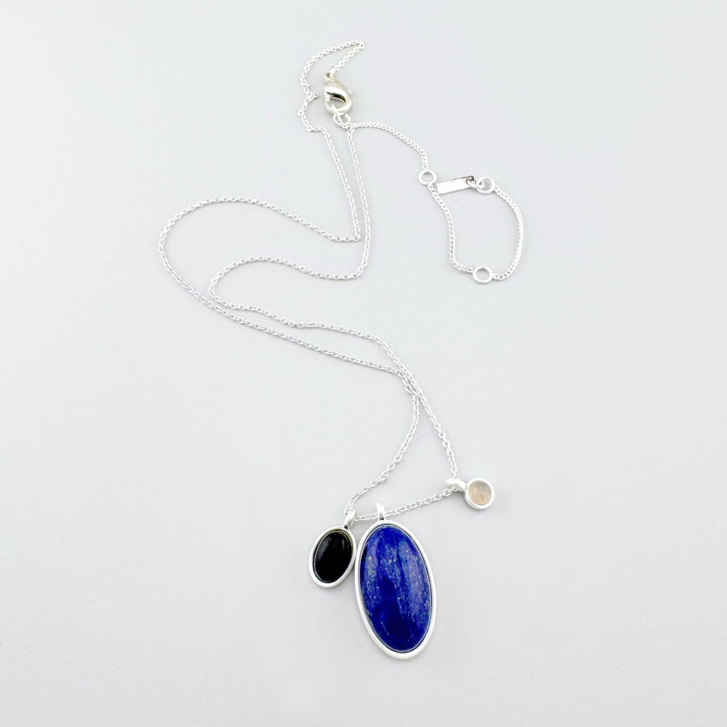 Collier Pilgrim argenté avec lapis lazuli, agate noire et quartz gris