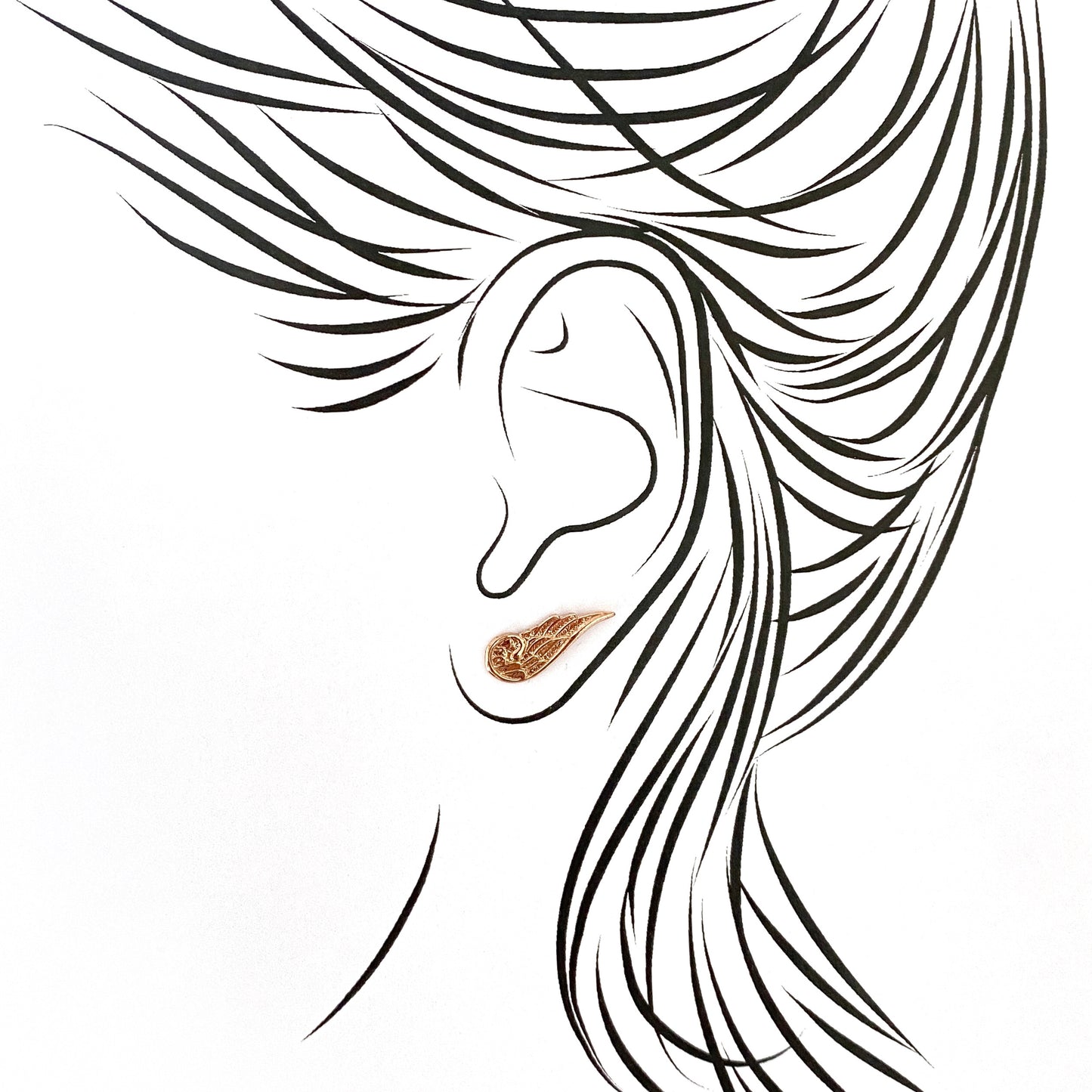 Nomination earrings with delicate feather engraving and stud clasp