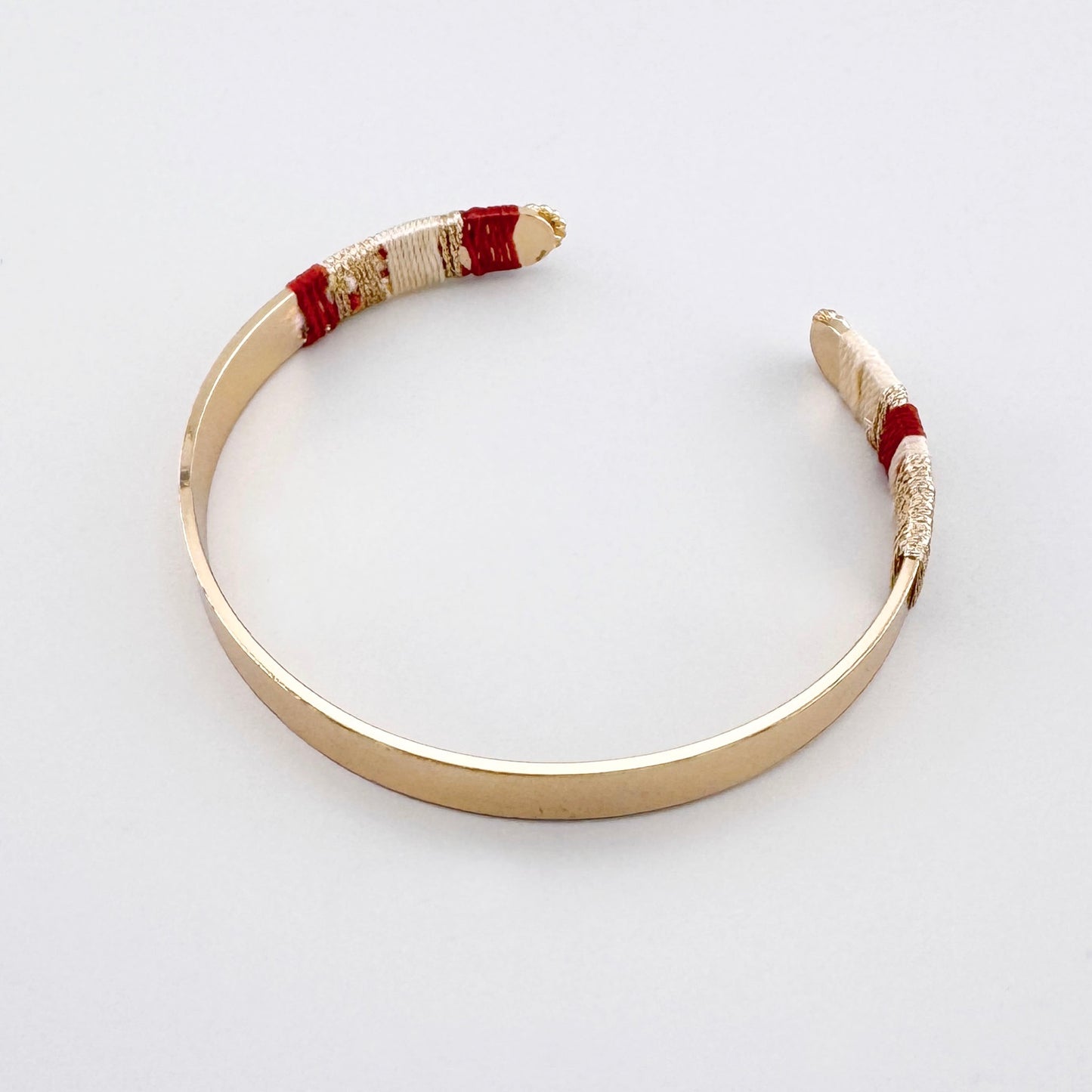 Bracelet ouvert Sonata avec embouts en fil tresse sur metal dore