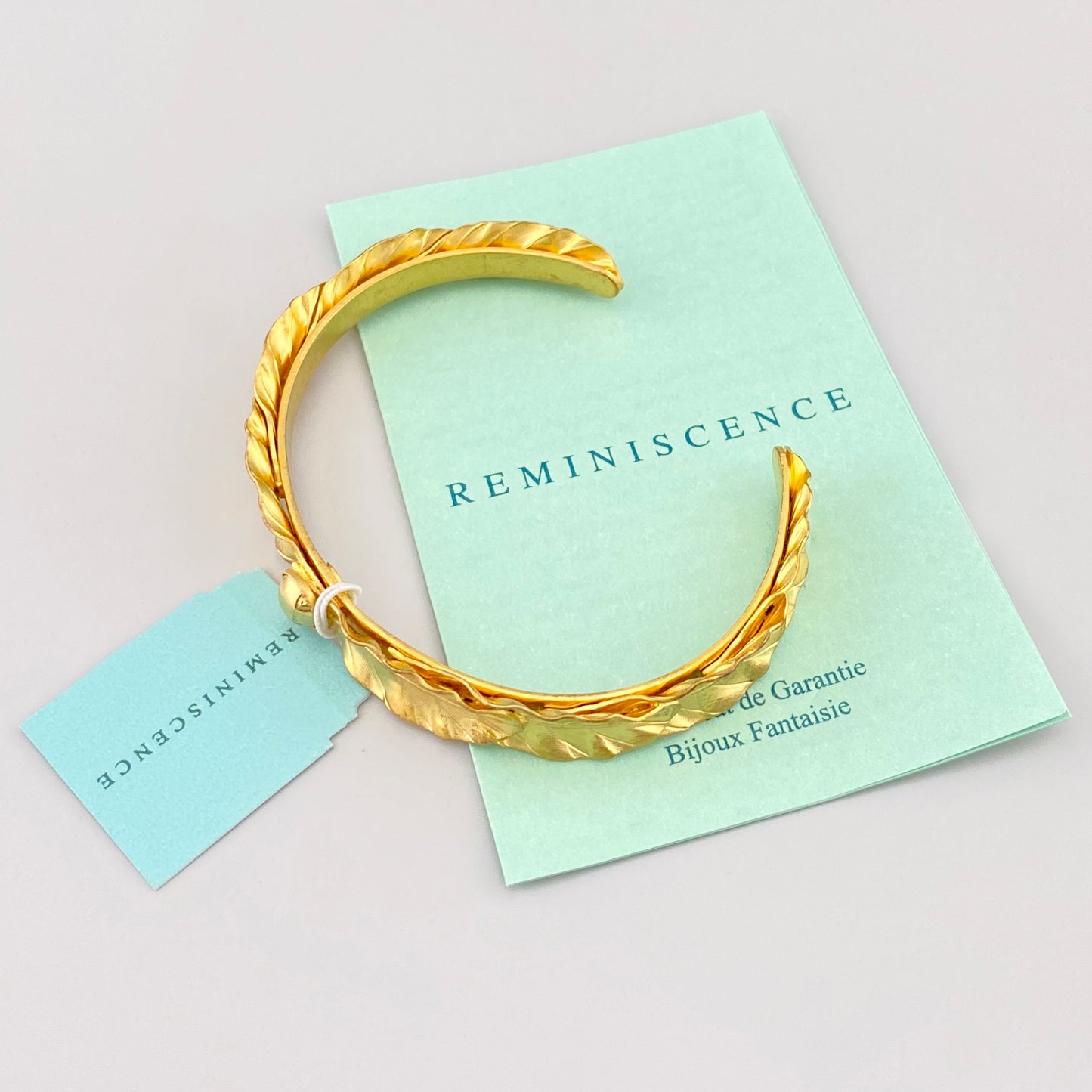 Pulsera Reminiscence con diseño de hojas doradas y estilo vintage
