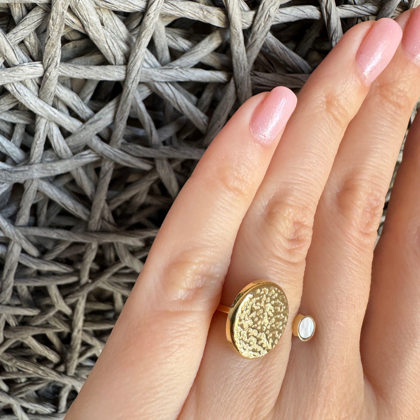 IRL-Ring offen vergoldet mit rundem Dekor und Perlmutt elegant kombiniert