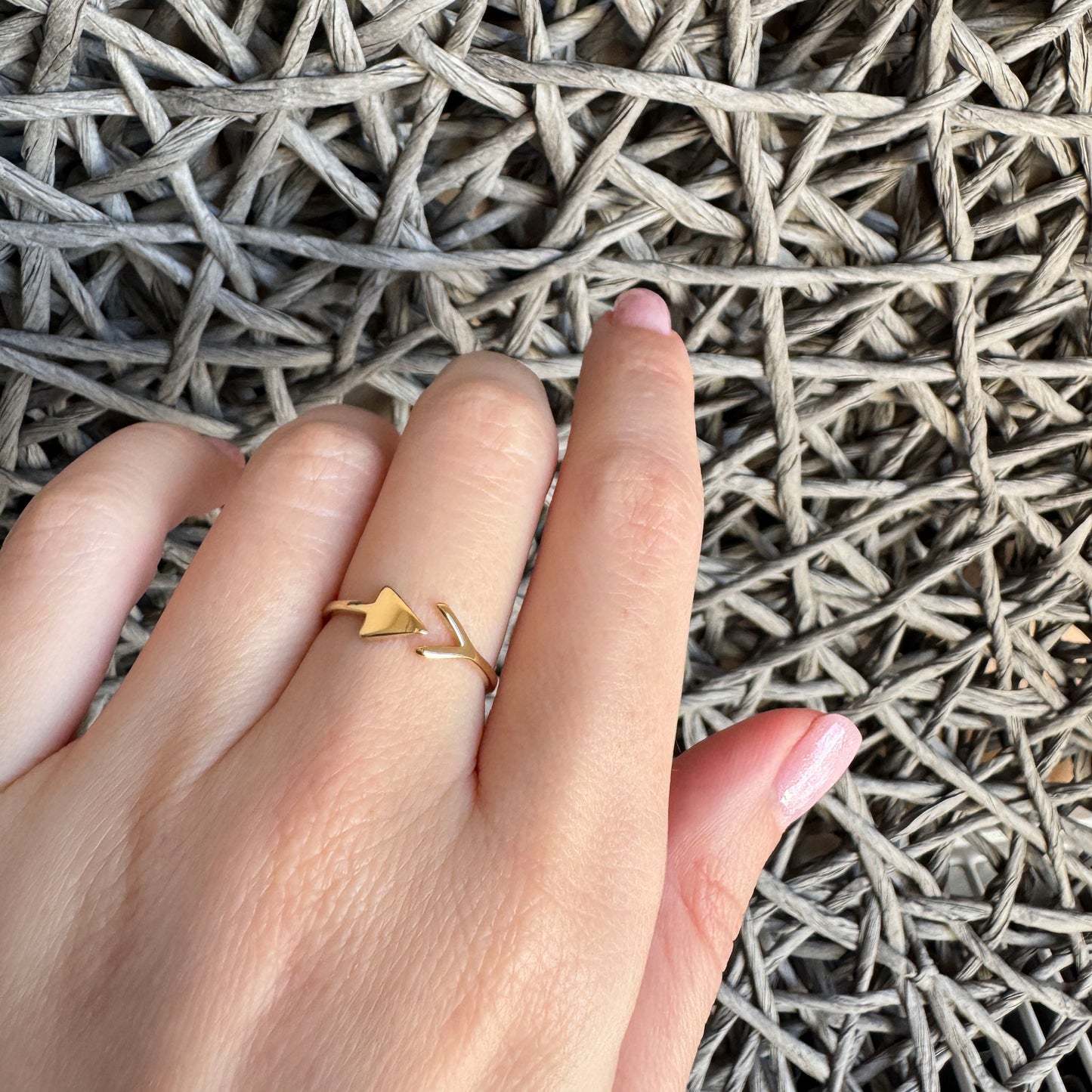 IRL-Ring offen mit Pfeil- und Dreieck-Motiv, elegant kombiniert mit anderen Ringen
