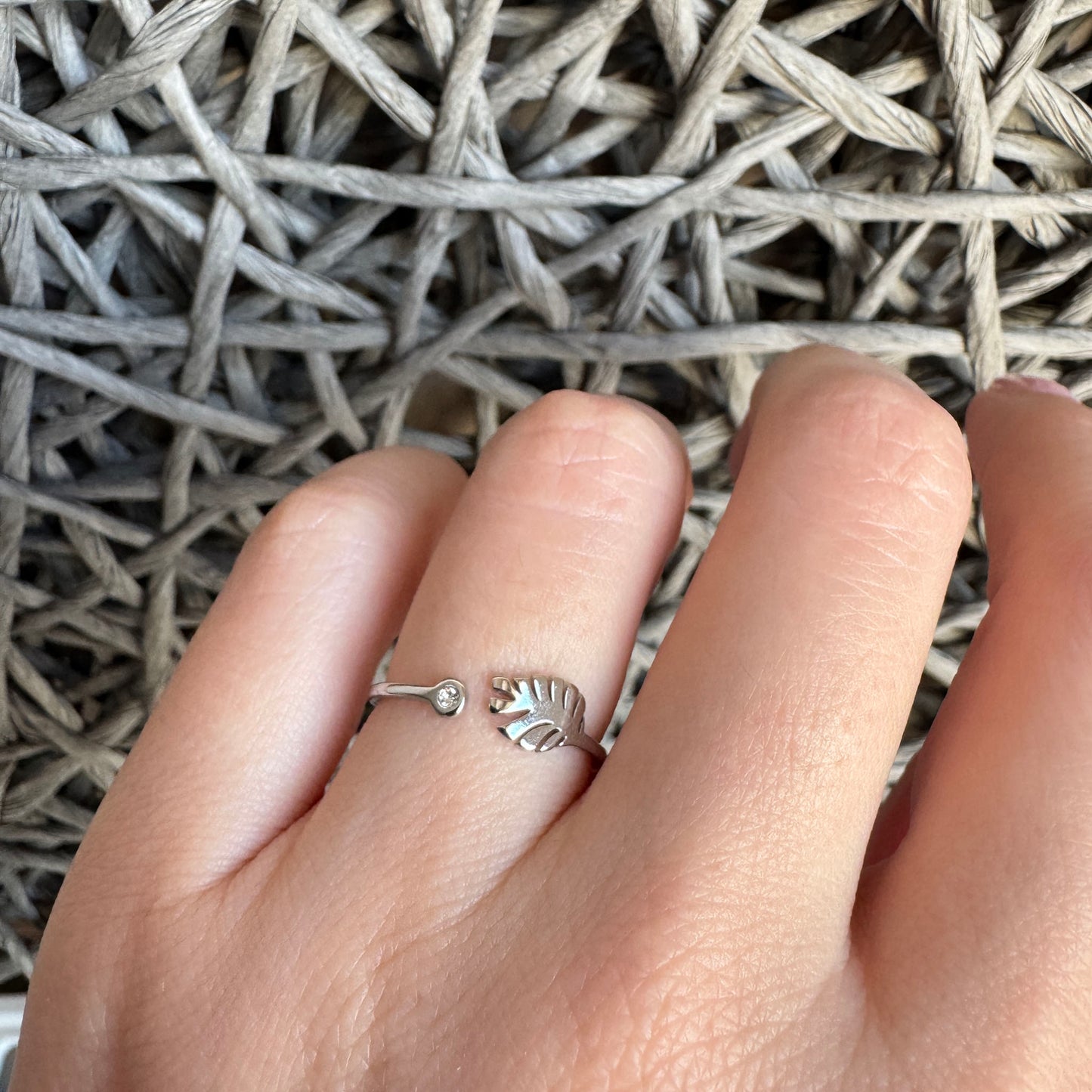 IRL-Ring aus Edelstahl offen mit Blattmotiv und Zirkonia elegant getragen