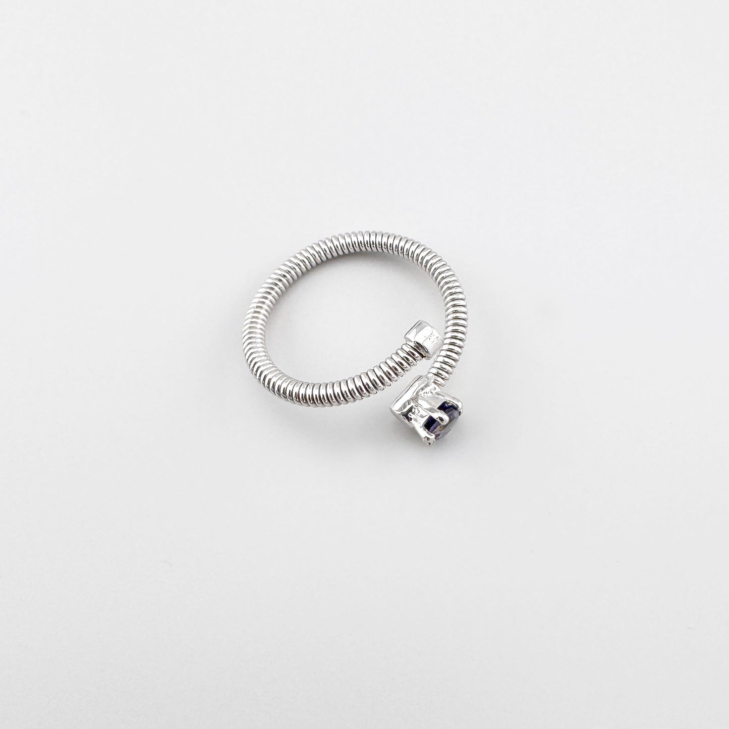 Bague argentée en spirale avec pierre naturelle bleu foncé