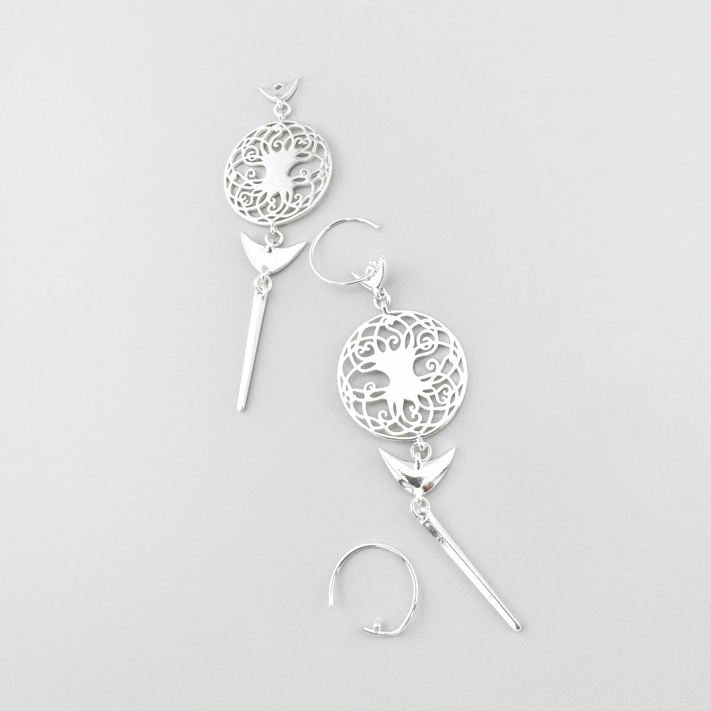 Ажурні сережки Pilgrim з полірованим блиском, легкі лінії і ритм руху, мотив природи й місяця
