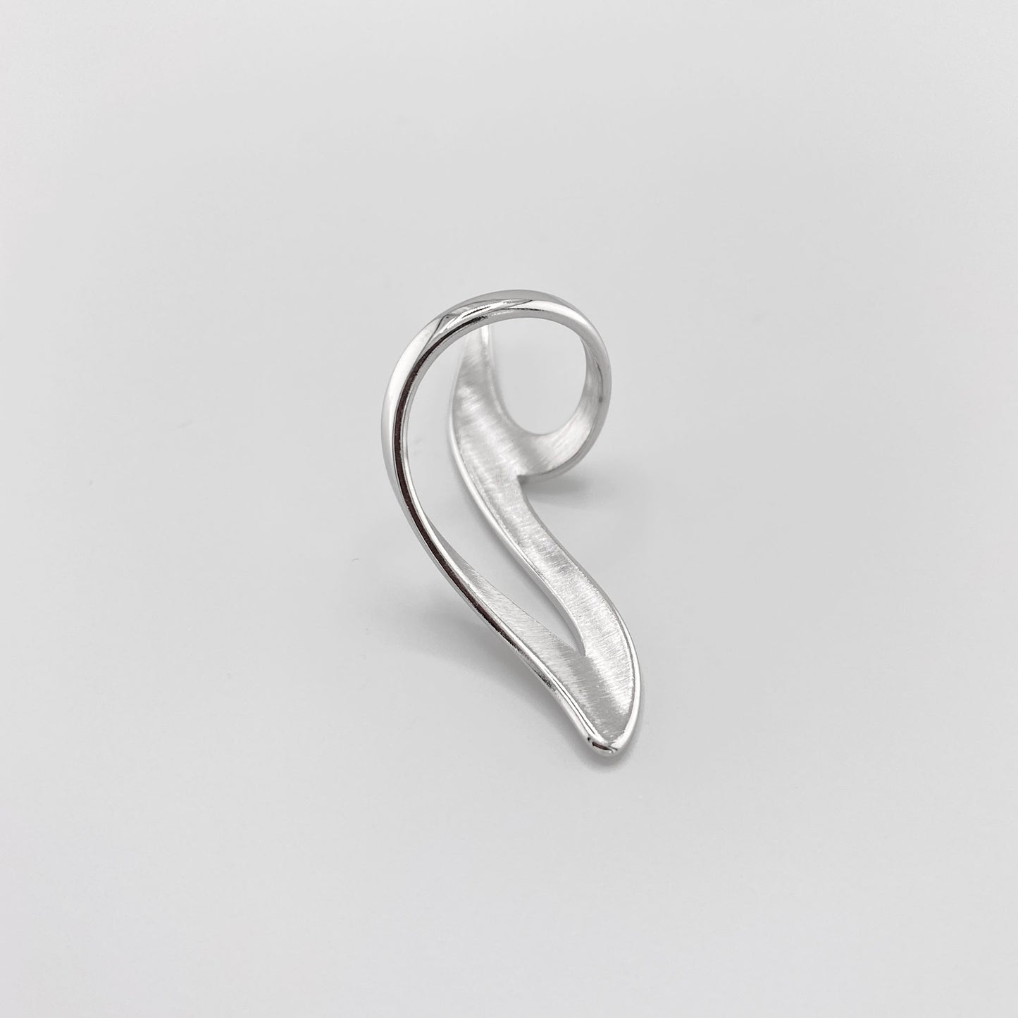 Wellenförmiger Ring mit organischem Design und polierter Oberfläche aus Edelstahl