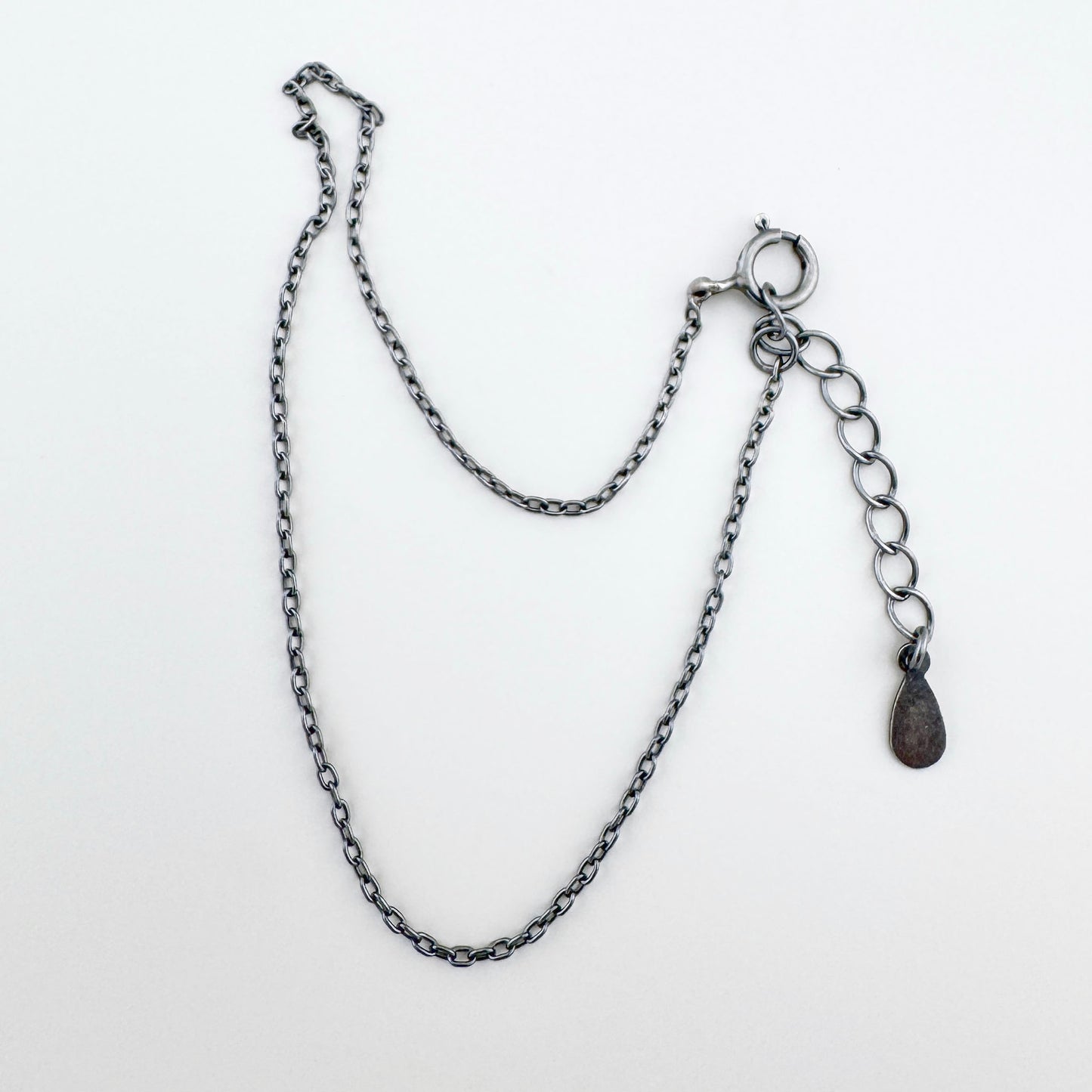 Oxidiertes Silberarmband 925 mit feinen Gliedern und verstellbarer Länge, klarer minimalistischer Look
