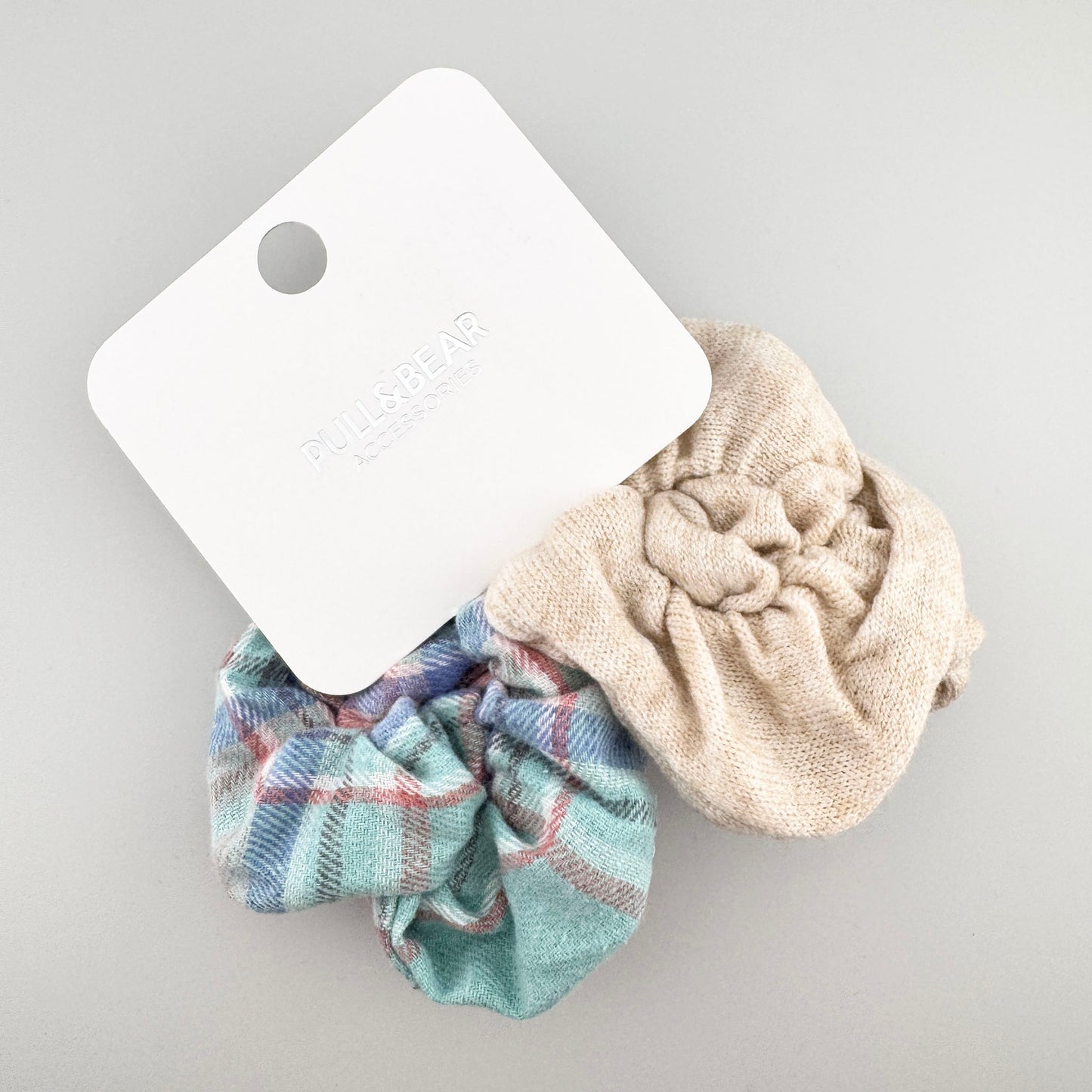 Haargummi Set Pull&Bear mit beigem Scrunchie und pastellkarierter Variante