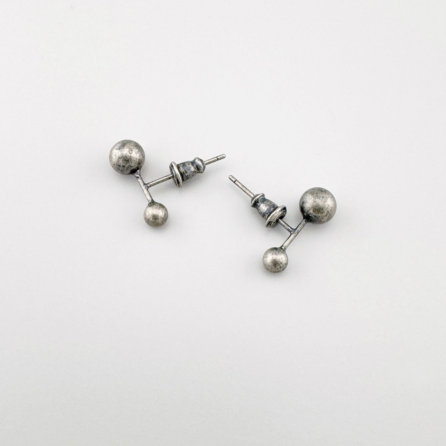 Pendientes de plata con pátina 925 con dos esferas, vista cenital luminosa, estilo minimal industrial