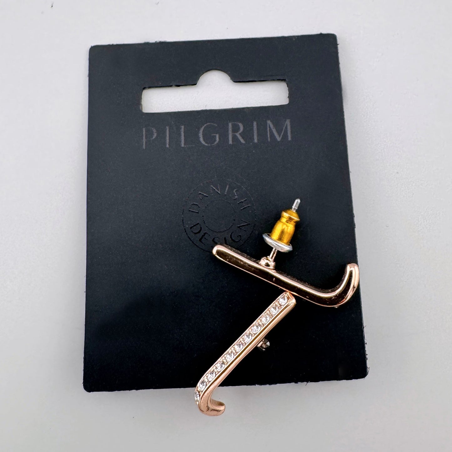 Kolczyk Pilgrim z cyrkoniami na czarnej kartonowej etykiecie