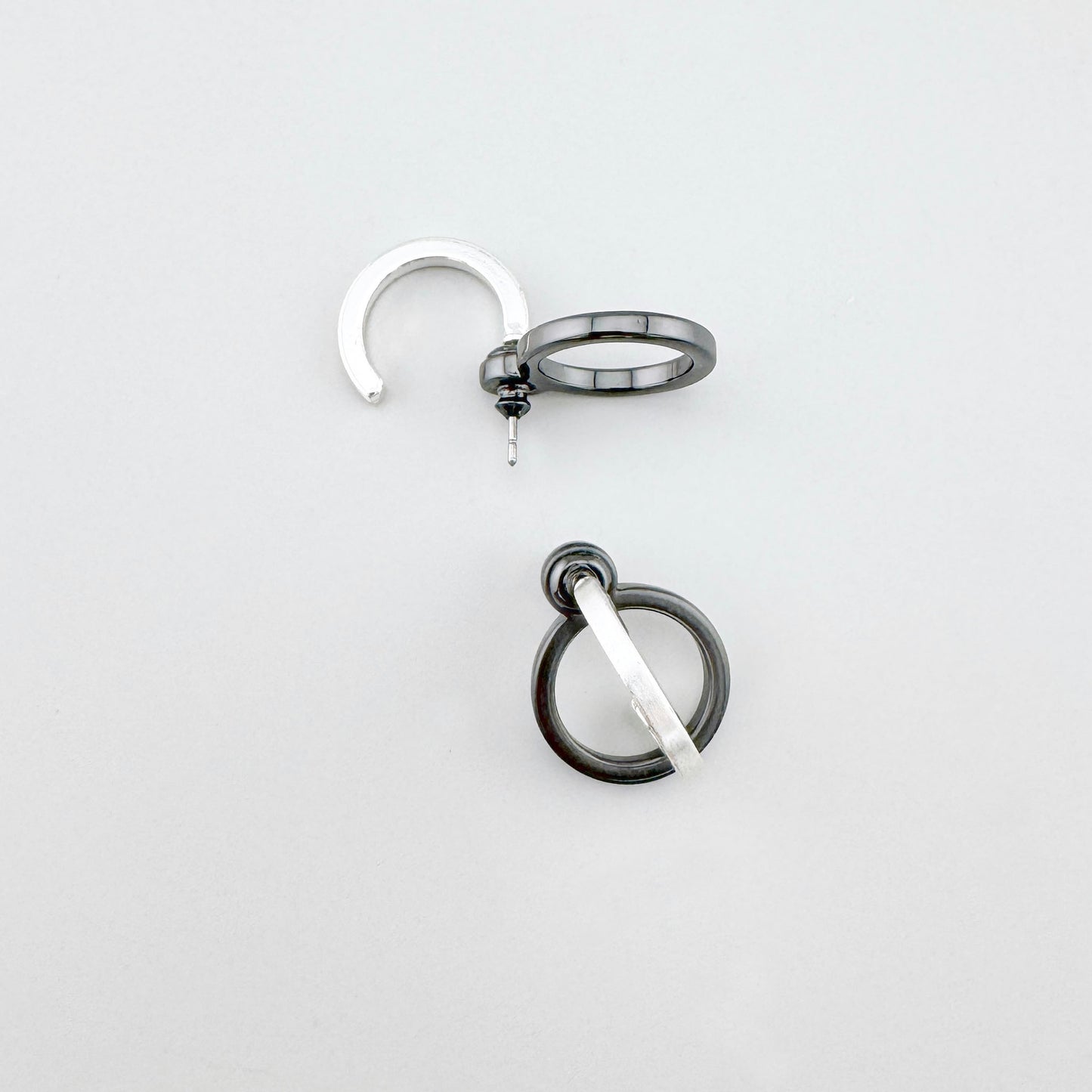Boucles argent et noir à anneaux entrelacés avec style industriel