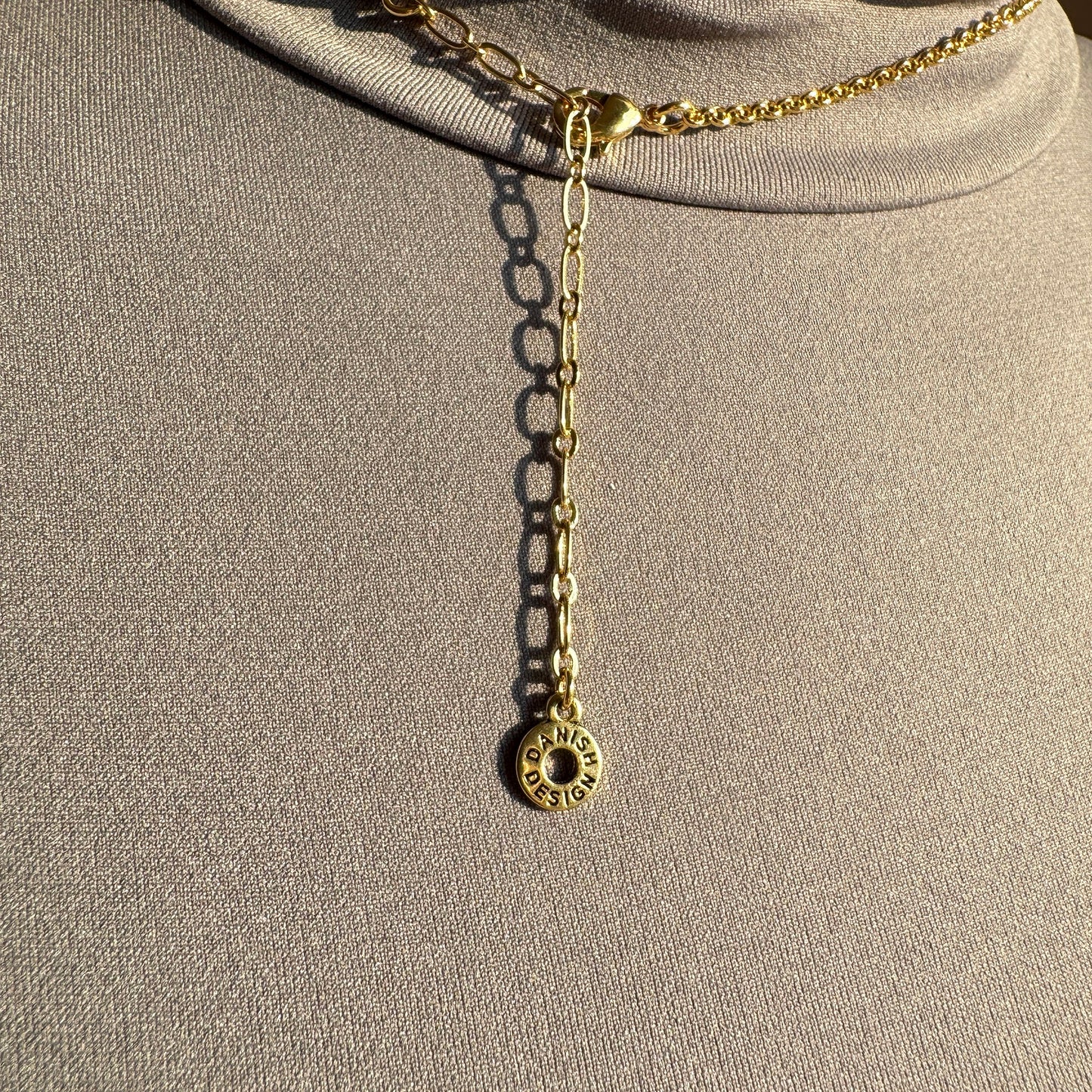 Pilgrim Halskette mit goldenem Kreisanhänger und verstellbarer Länge