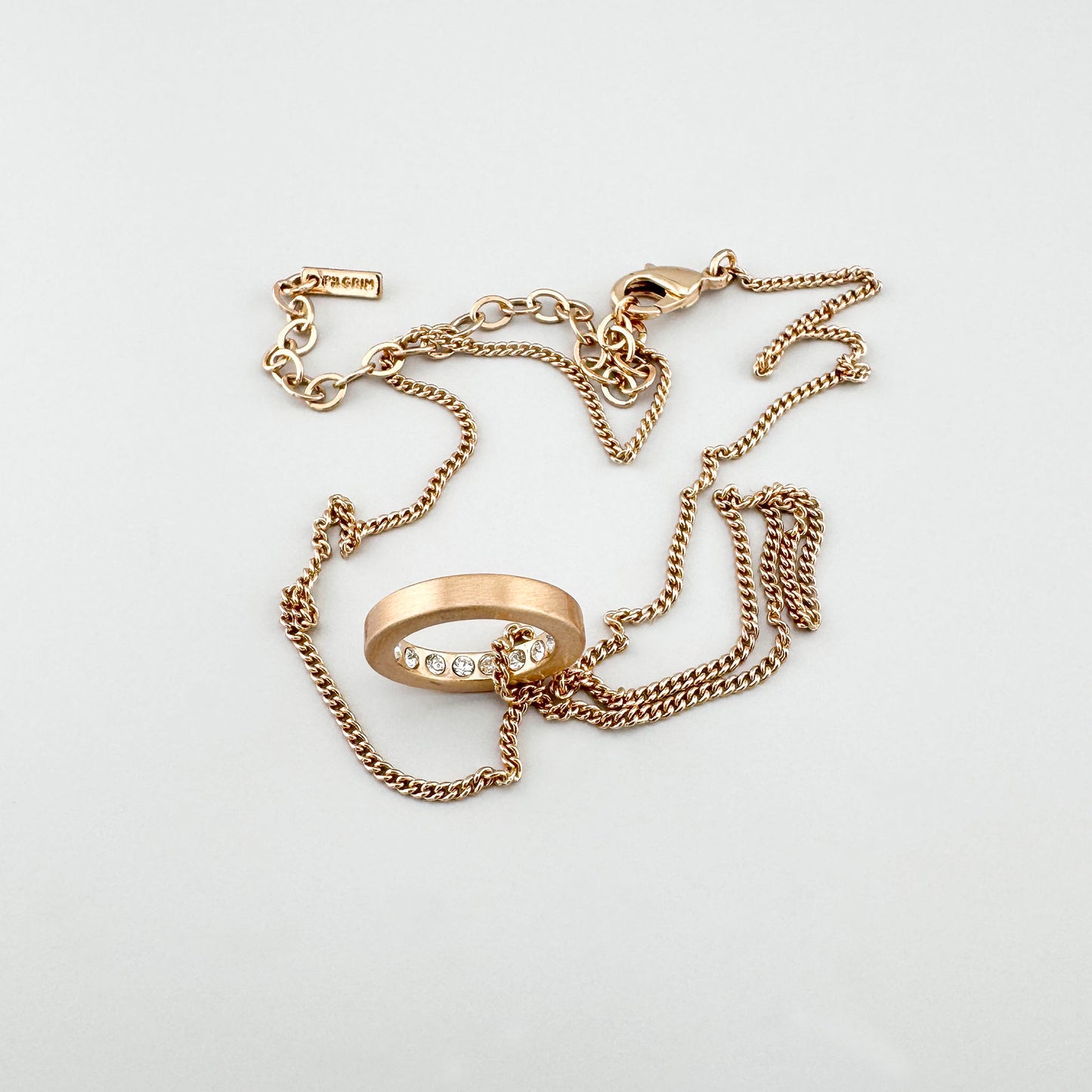 Collier Pilgrim avec pendentif rond et cristaux discrets au style minimaliste