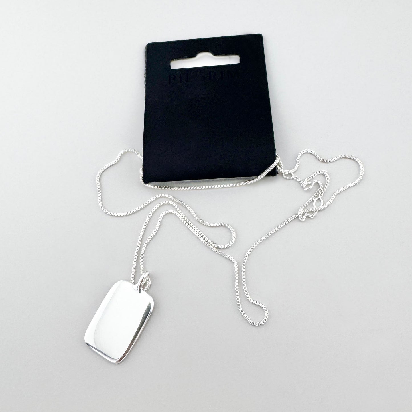 Collar Pilgrim con colgante rectangular de diseño moderno y sutil