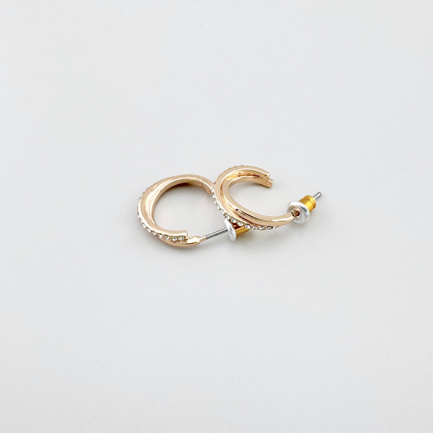 Pilgrim Creolen mit Zirkonia im warmen Goldton, polierte Fläche und sauber gefasste Steinreihe