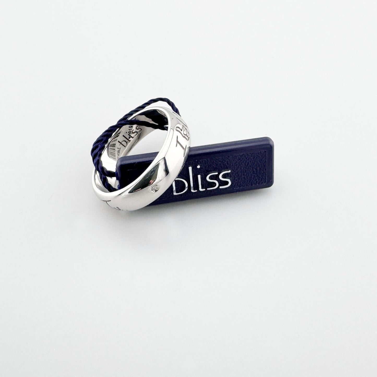 Anillo grabado Bliss Gioielli con brillo plateado y forma limpia