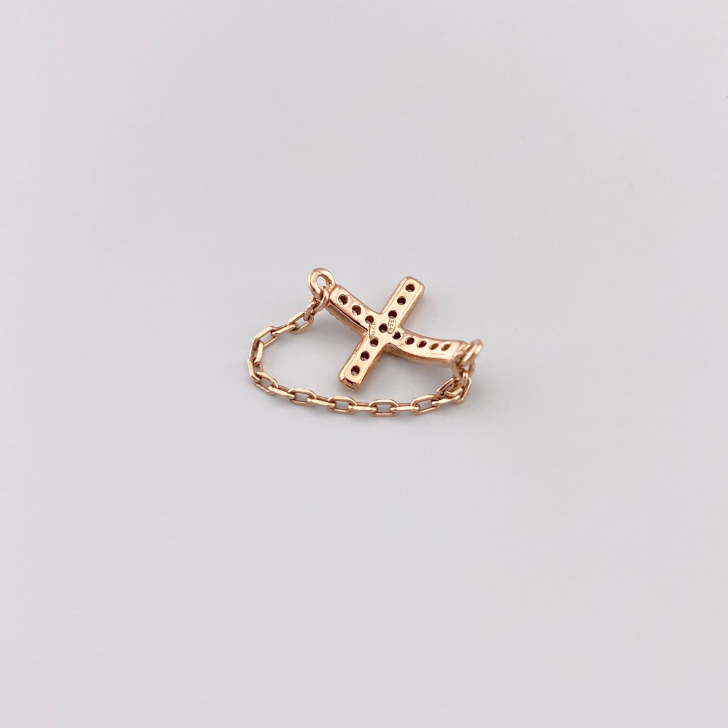 Bague Reminiscence avec chaîne et croix sertie de zirconium en or rose