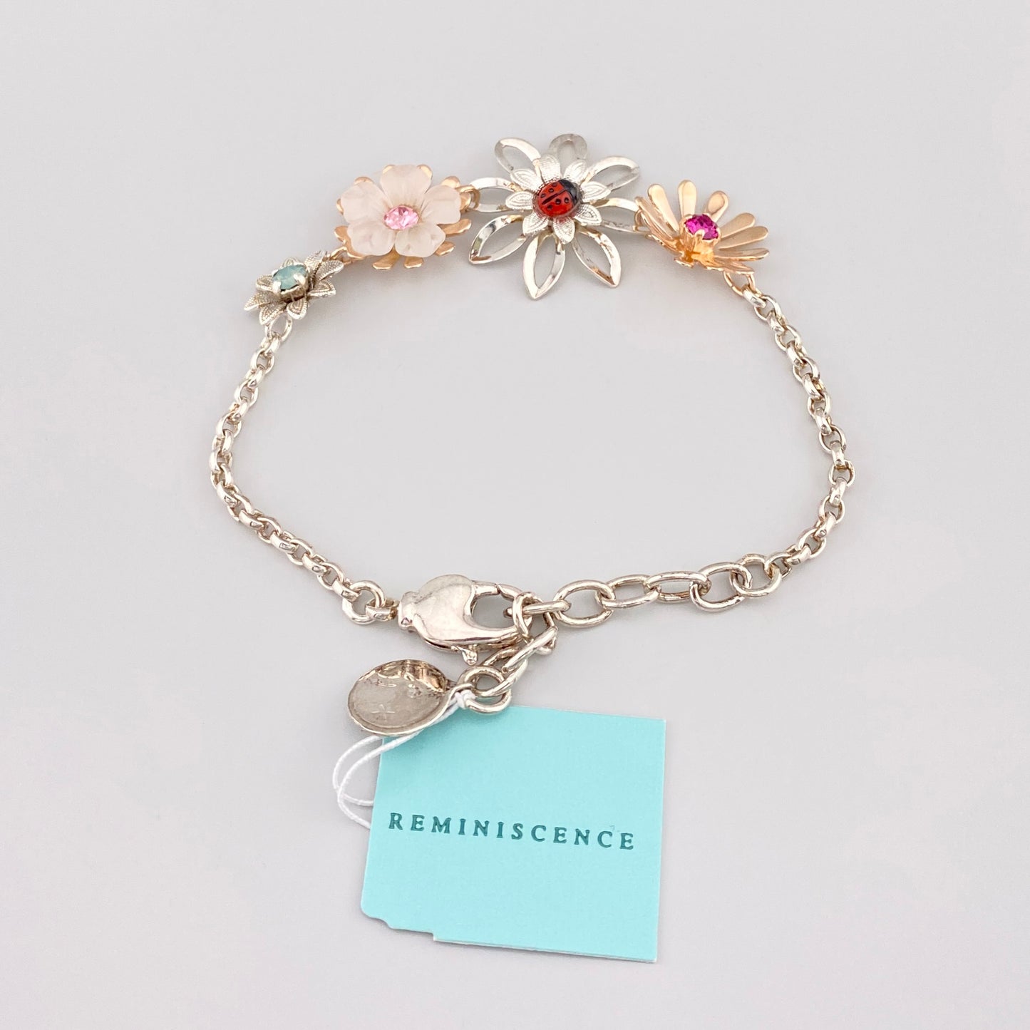 Romantisches Reminiscence Armband mit Blumenanhängern und Marienkäfer-Detail