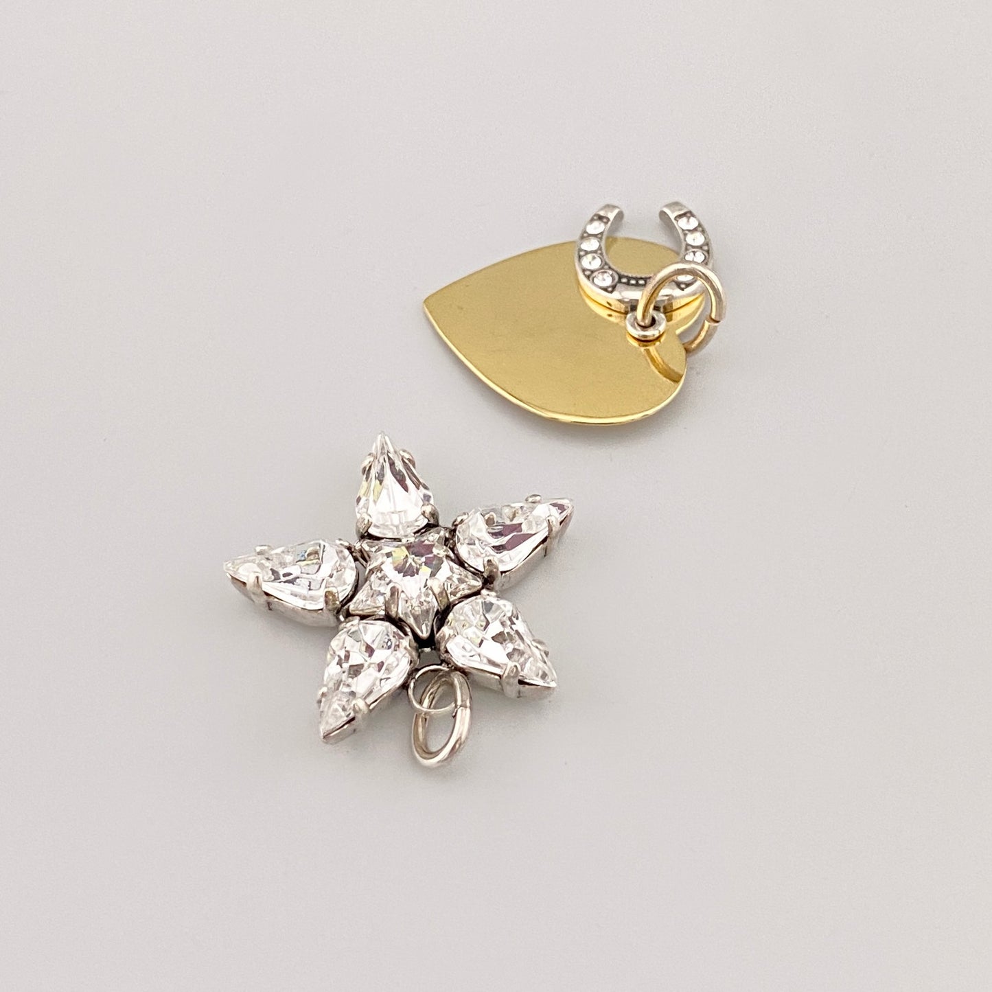 Подвеска сердце с подковой Reminiscence, теплое золочение, сияние цирконий, аккуратный минимализм