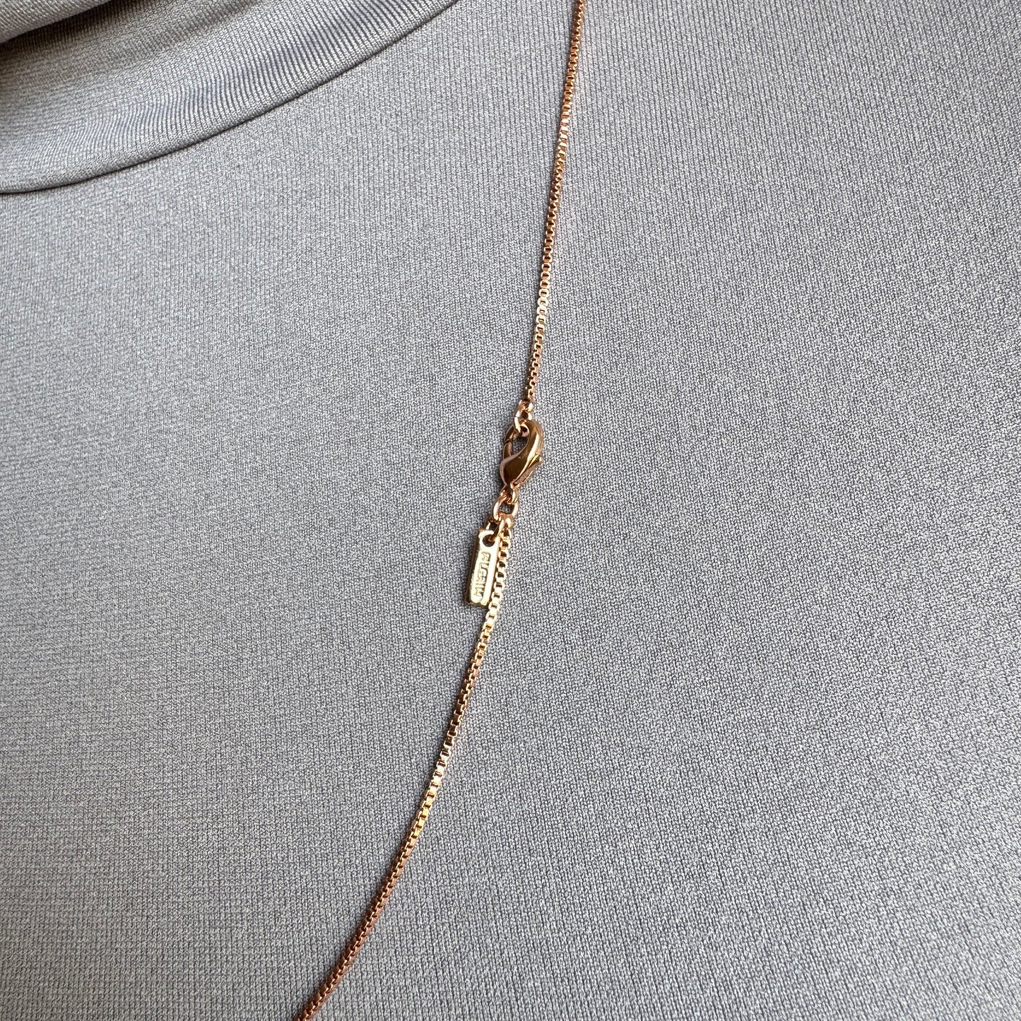 Vergoldete Pilgrim-Kette mit feiner Struktur im Detail