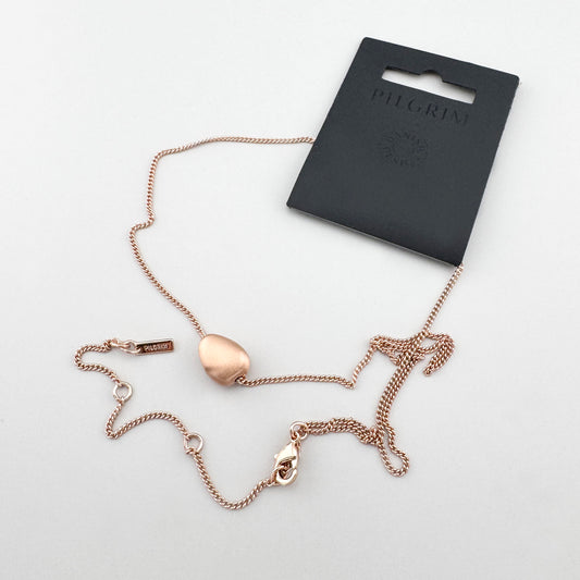 Naszyjnik Pilgrim w odcieniu różowego złota z owalnym akcentem na białym tle