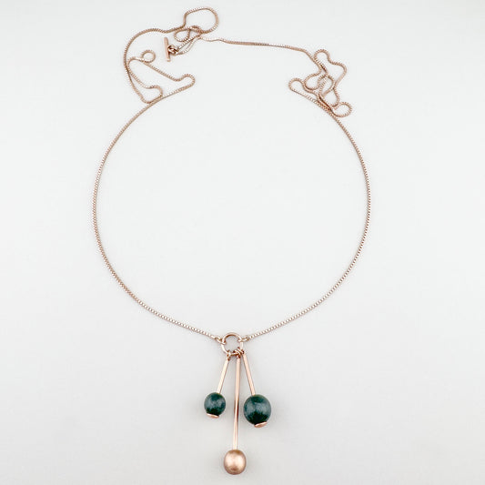 Naszyjnik pozłacany różowym złotem z zielonymi kulkami w minimalistycznym stylu