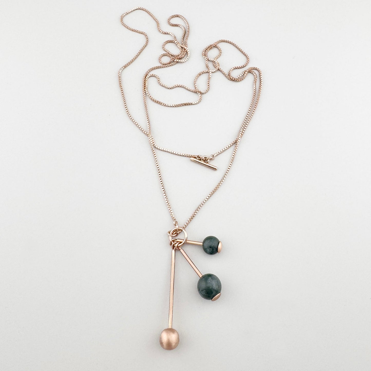 Halskette mit grünen Perlen und roségoldener Beschichtung im Minimalstil