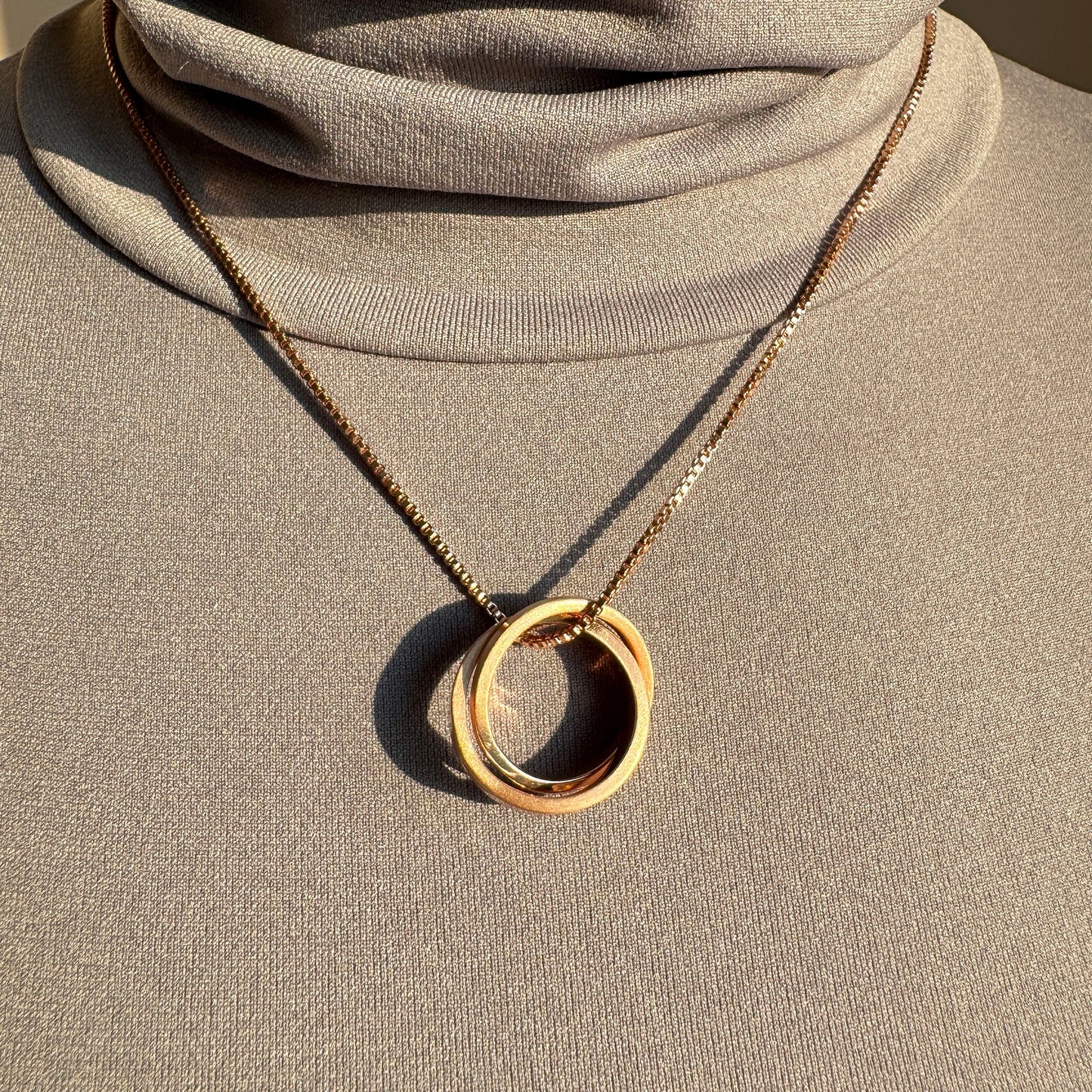Elegant rose gold necklace with intertwined circle pendant for a modern look