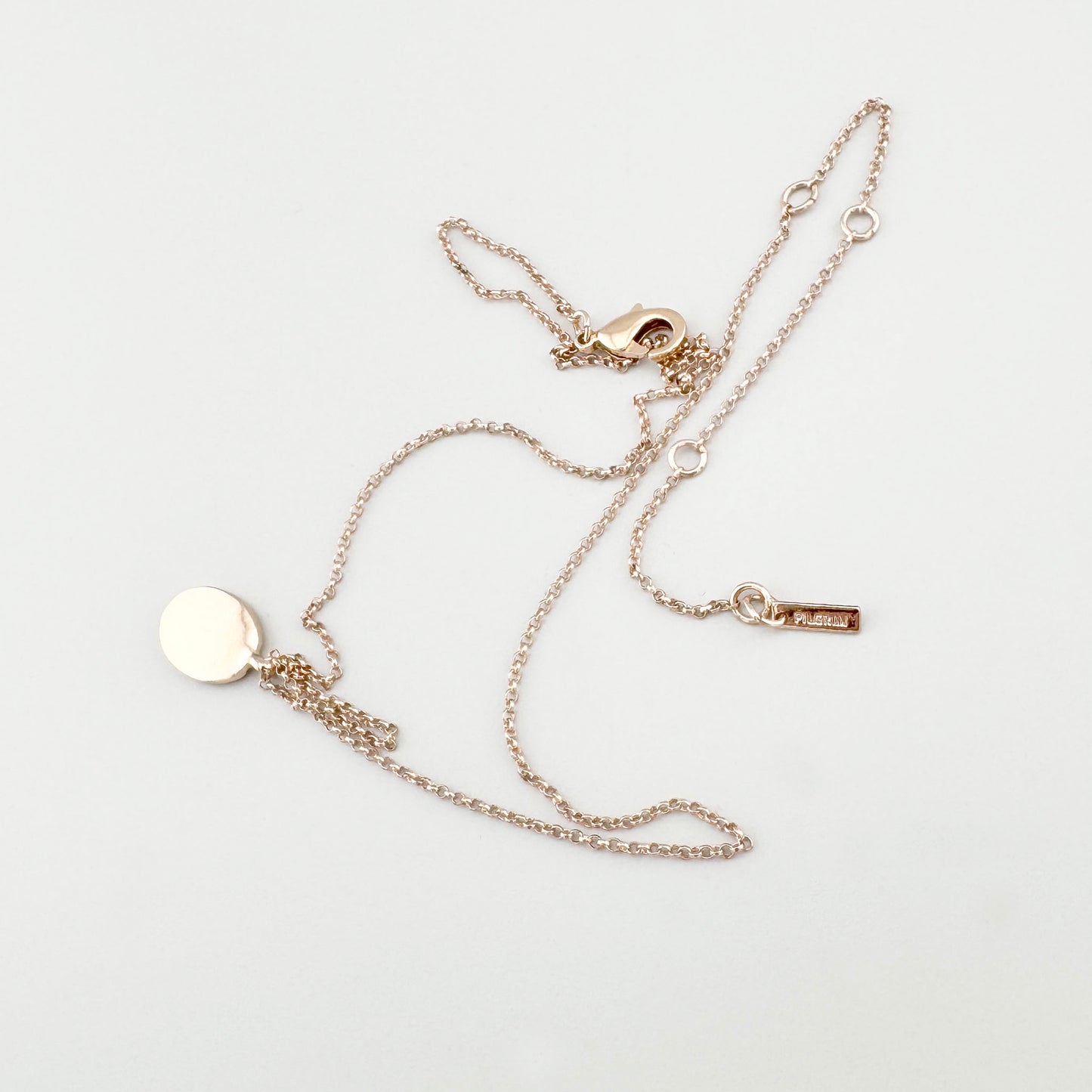 Collier Pilgrim doré rose avec pendentif feuille présenté dans son écrin