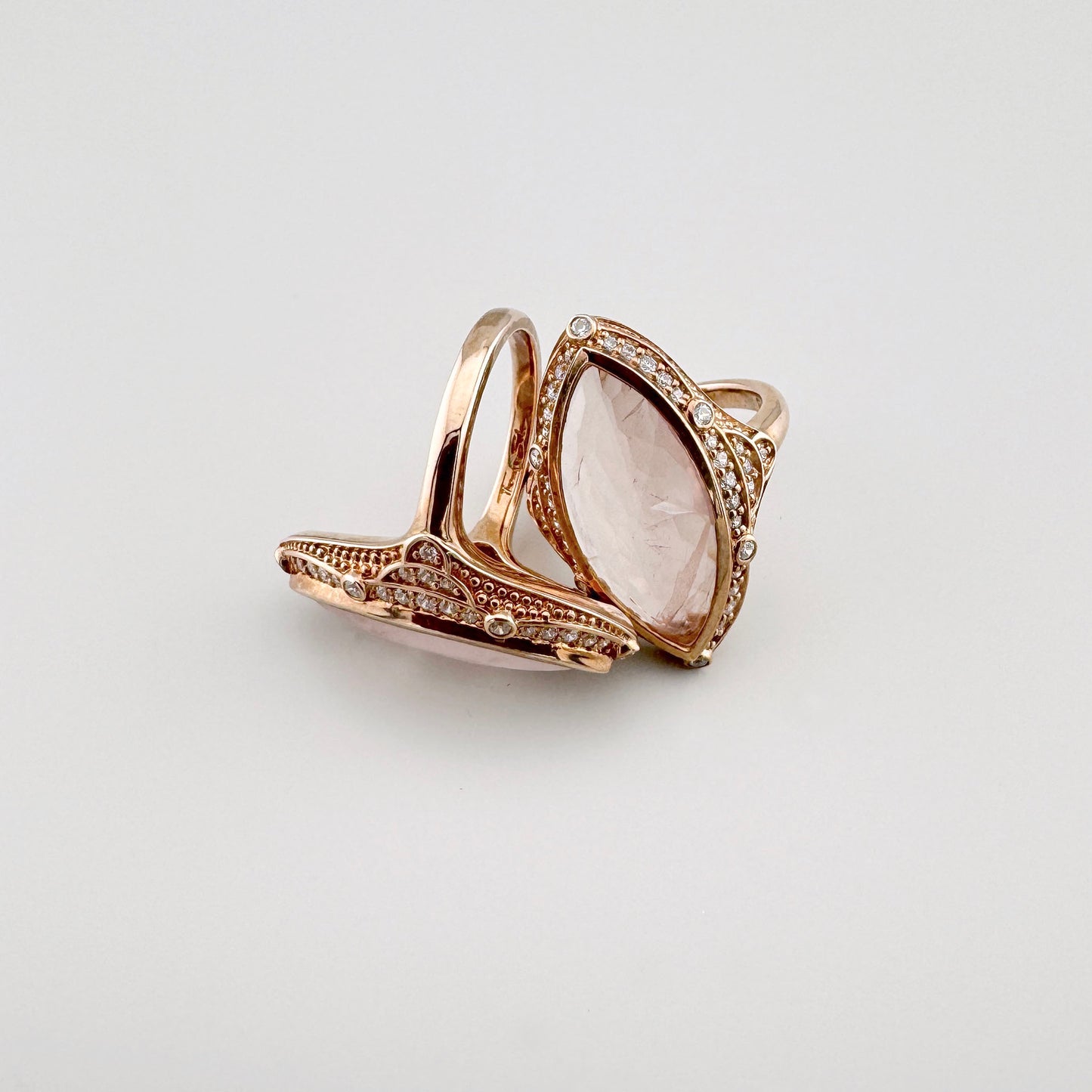 Anillo Thomas Sabo con cuarzo rosa, circonitas y montura en tono oro rosa
