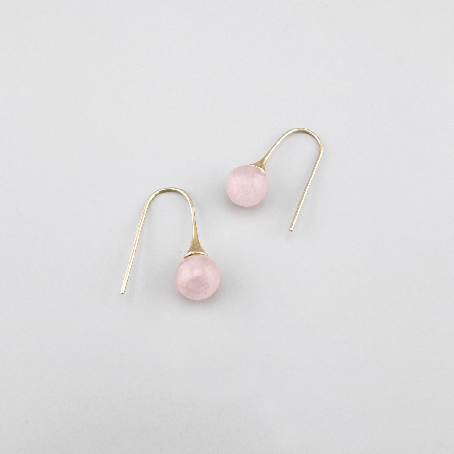 Boucles pendantes en quartz rose laiteux avec finition dorée délicate