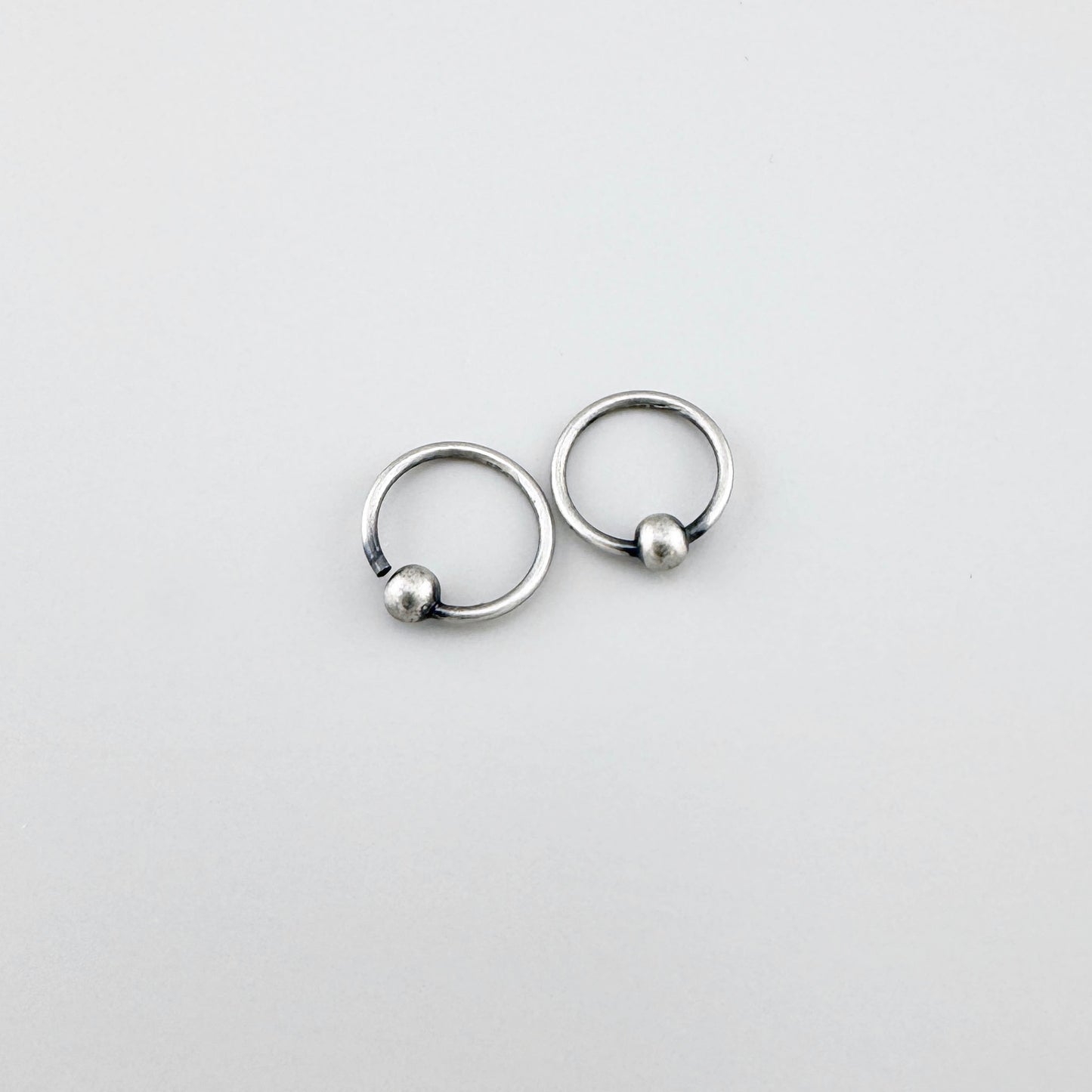 Kolczyki piercer LULU Copenhagen z kulką ze srebra w minimalistycznym stylu