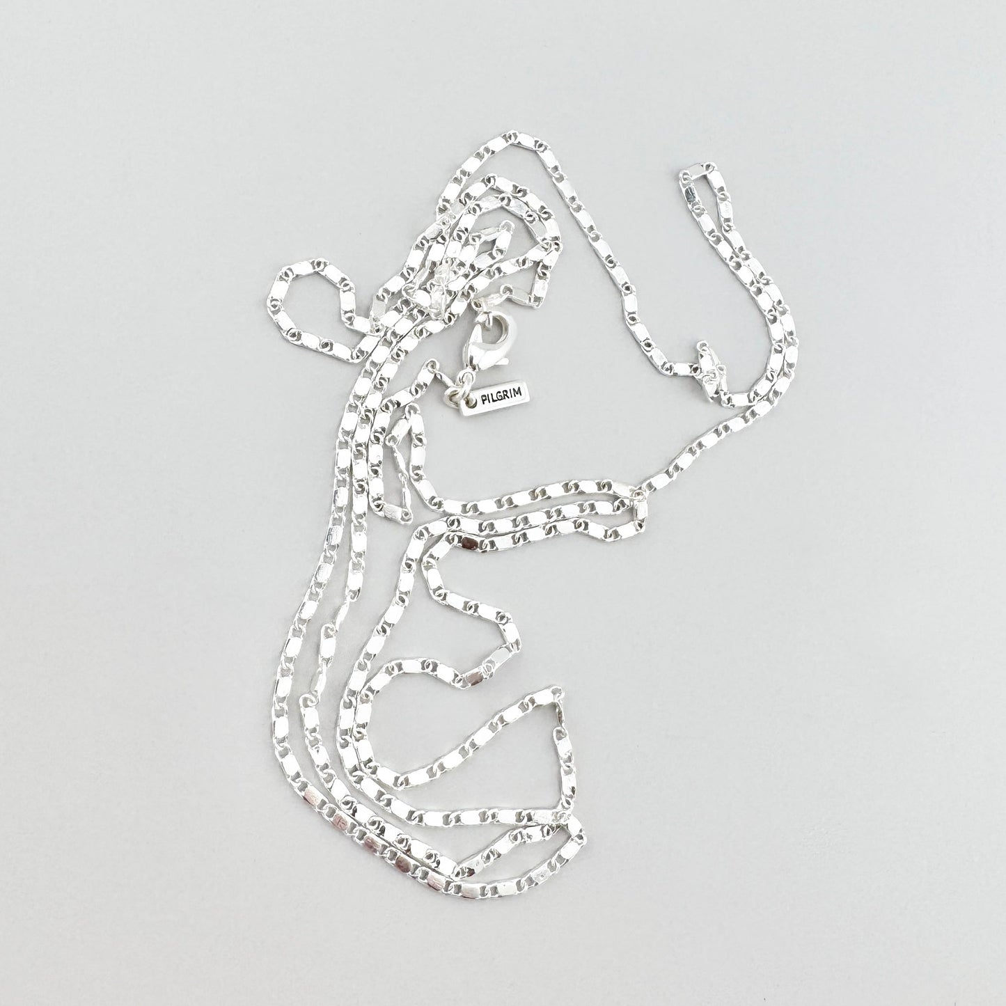 Silberne Kette mit minimalistischem geometrischem Muster und Verstellfunktion
