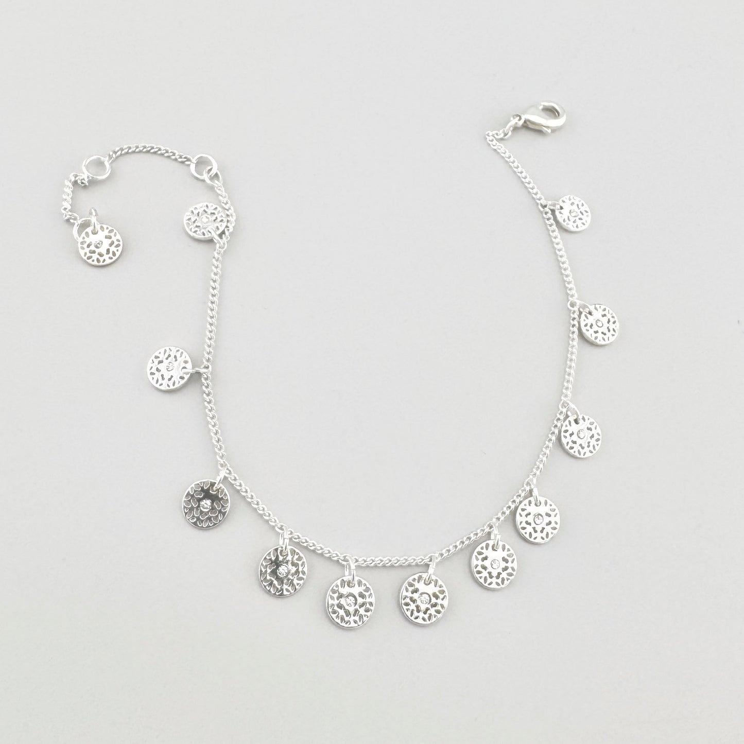 Bracelet en argent avec pampilles ajourées, accent léger et sophistiqué