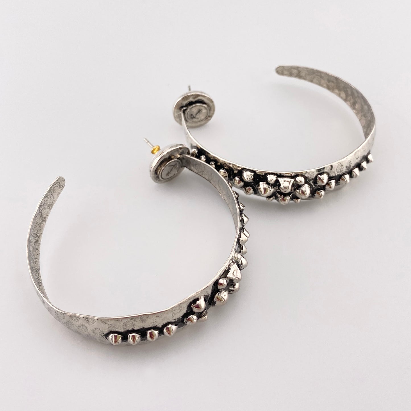 Boucles d’oreilles ethniques en argent martelé au design raffiné