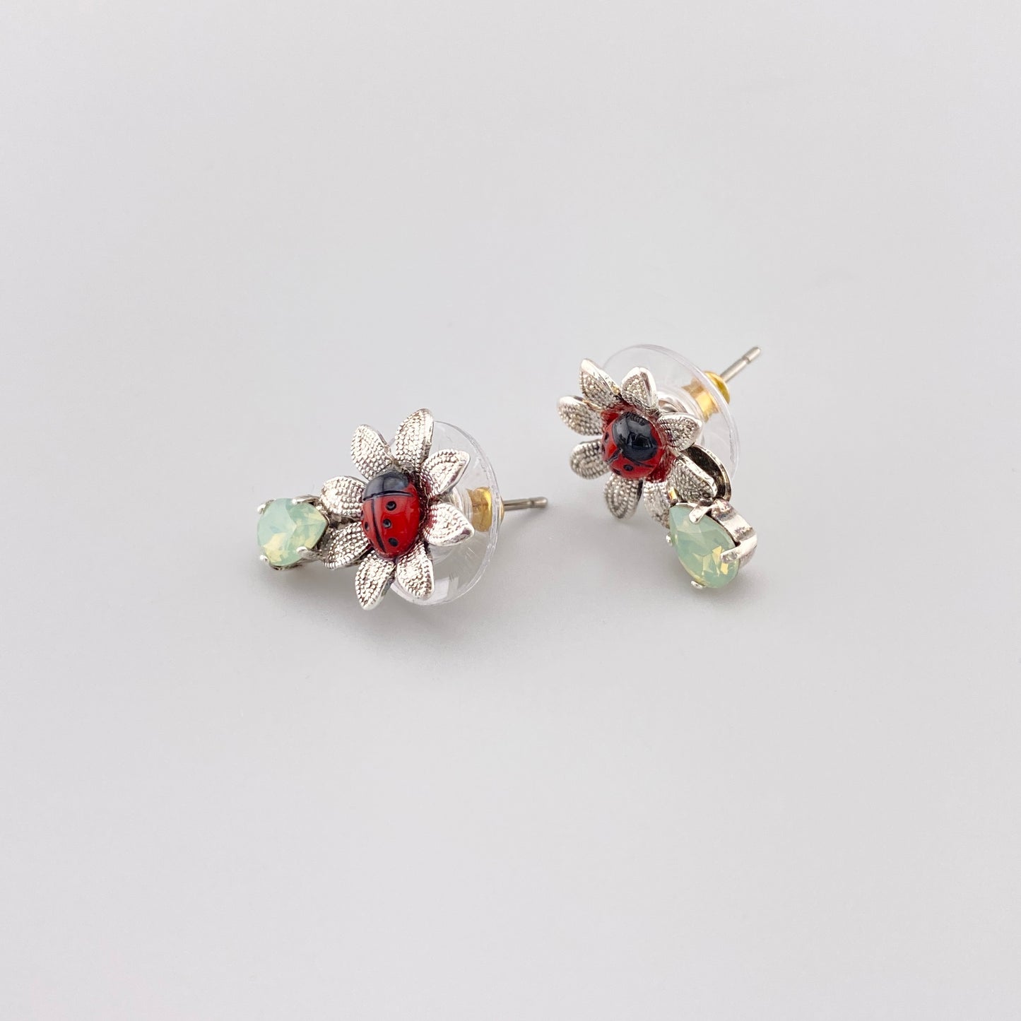 Boucles d’oreilles fleurs et coccinelles en argenté et émail coloré