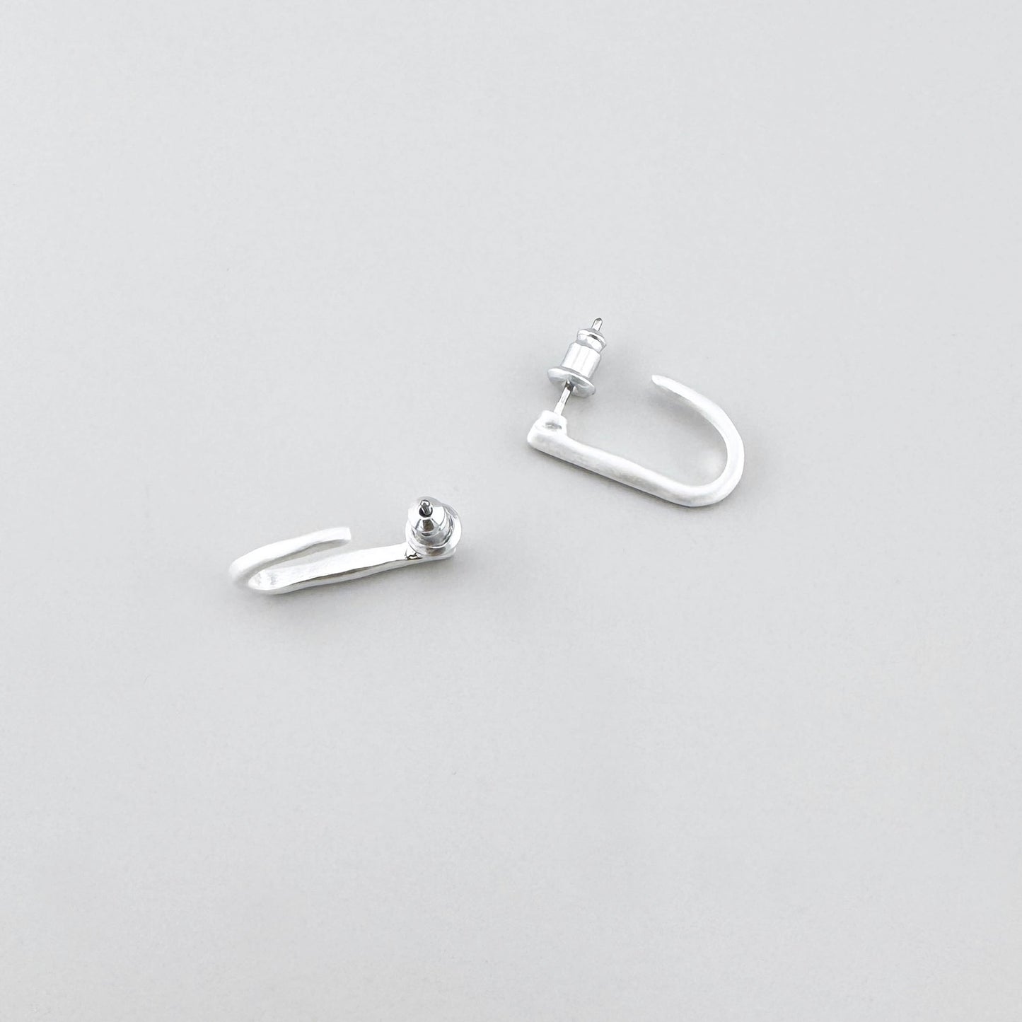 Pendientes tipo gancho con textura martillada y estilo geométrico