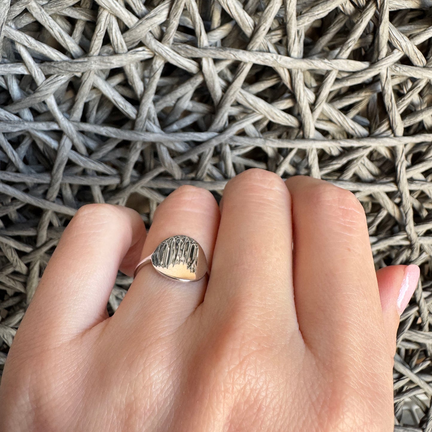Anillo de plata con detalle redondo y acabado pulido para estilo elegante