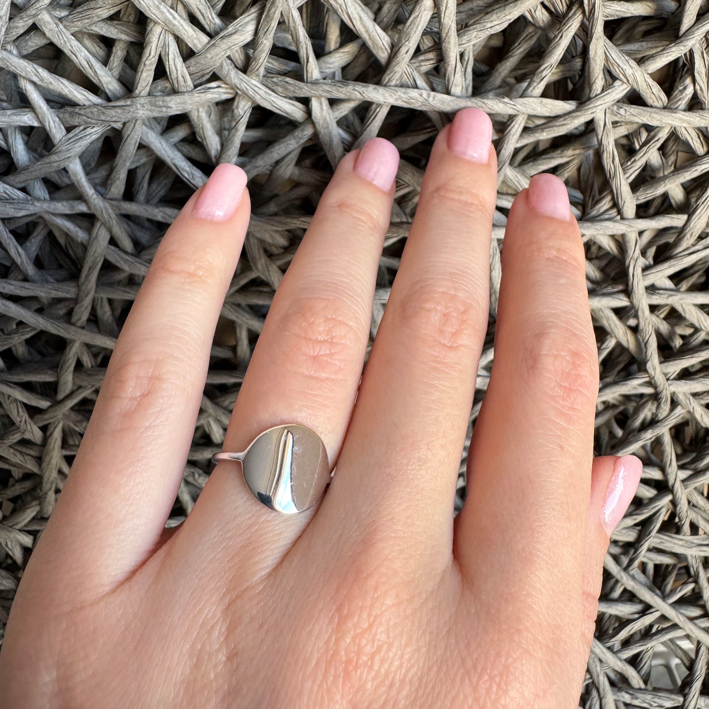 925 silver ring with round mirror-like detail and minimalist design