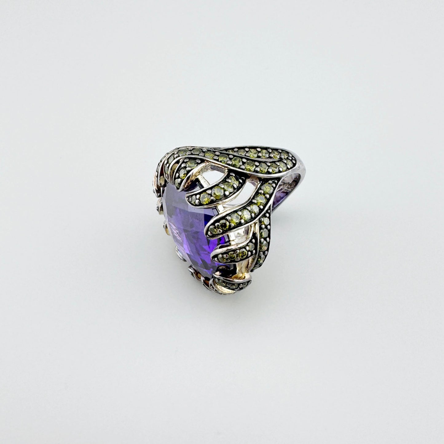 Silberring von Thomas Sabo mit violettem Zirkonia-Stein und ornamentaler Fassung