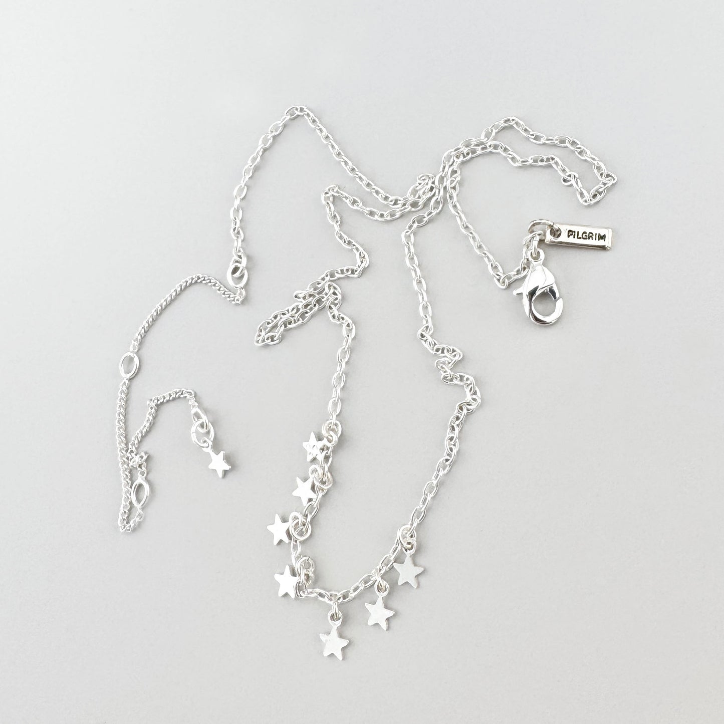 Elegante Pilgrim Halskette mit kleinen Sternanhängern aus Silber