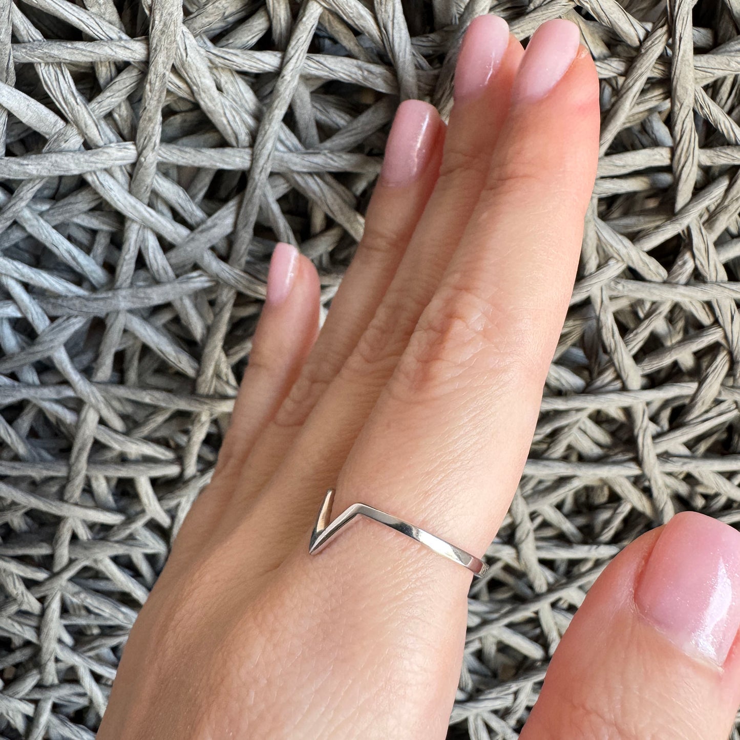 Anillo plateado con forma de V para combinar en estilo stacking