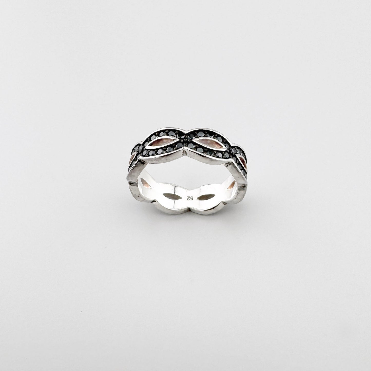 Anillo de plata Thomas Sabo con circonitas negras y diseño calado visto desde atrás