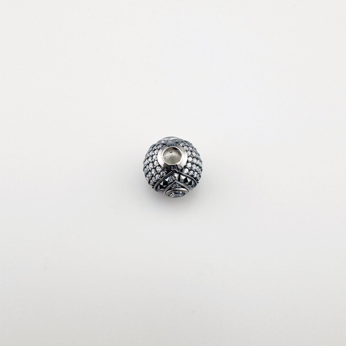 Срібний шарм Thomas Sabo з цирконіями, рельєфною оправою та оксидованими деталями
