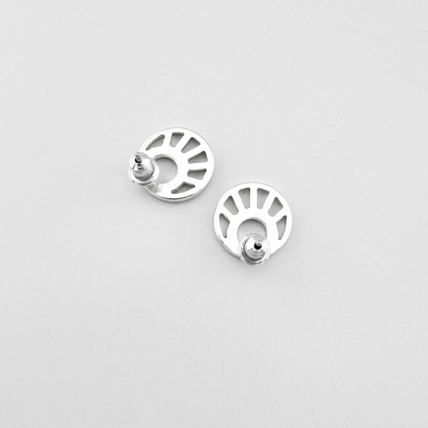 Boucles d’oreilles rondes argentées à zirconium à motif ajouré