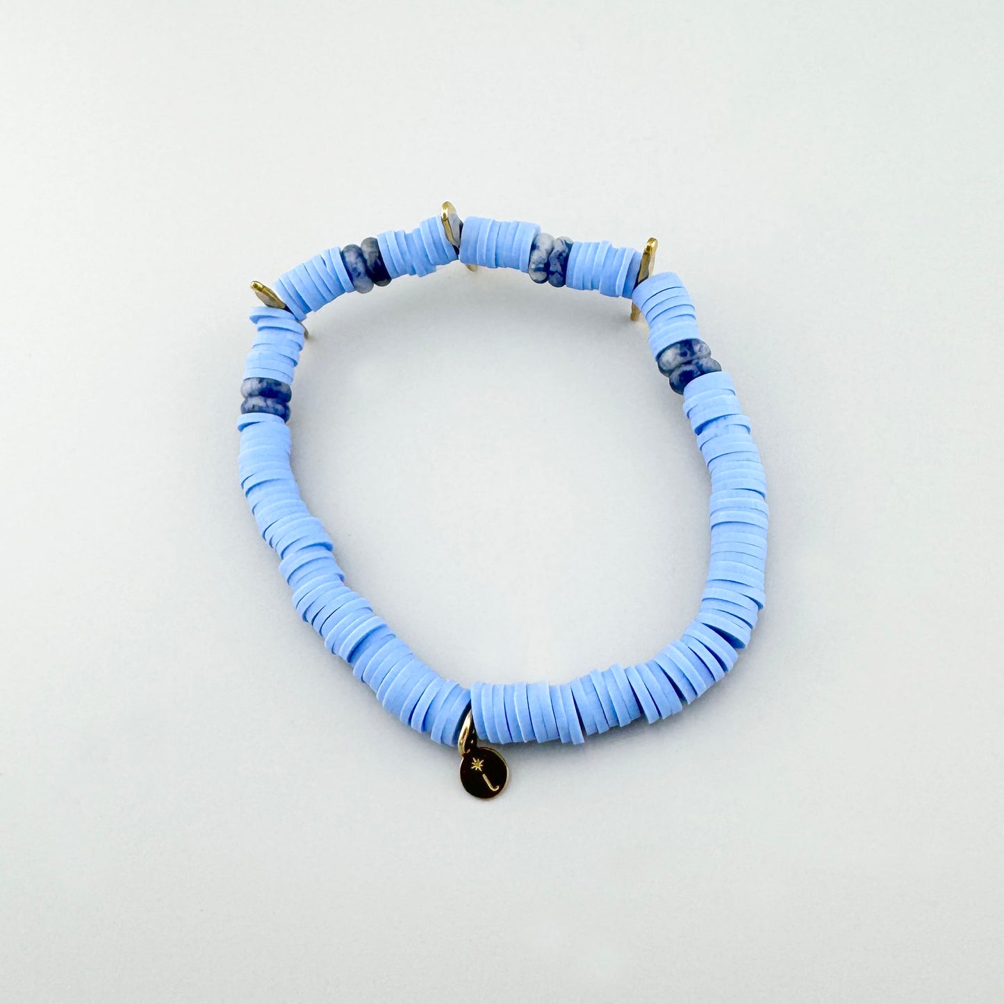 Pulsera con cuentas azules de sodalita y detalles dorados de estilo moderno