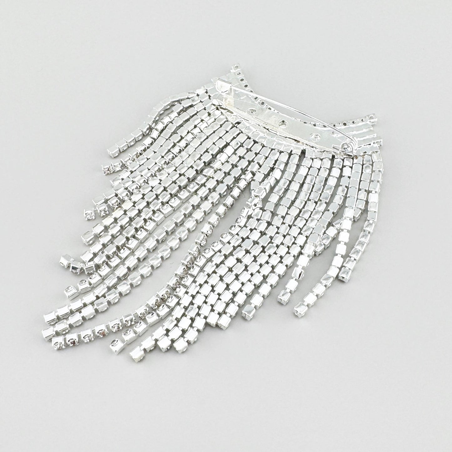 Брошка-каскад Maravillas з кришталевими підвісками та сяйливим сріблястим рухом