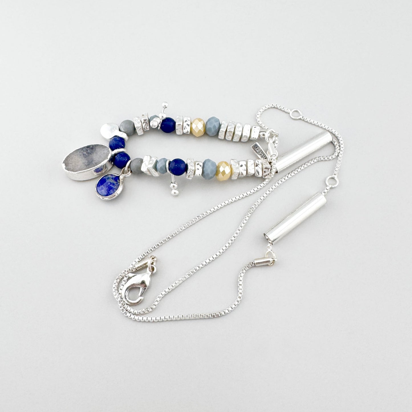 Collar con piedras naturales de lapis lazuli y cuarzo junto a la cadena