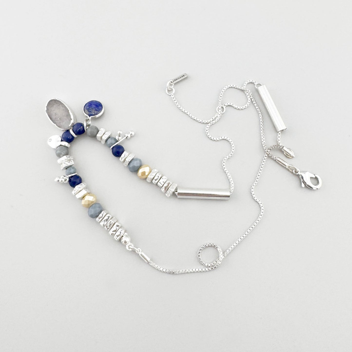 Halskette mit lapis lazuli und Quarzsteinen fein arrangiert auf der Fläche
