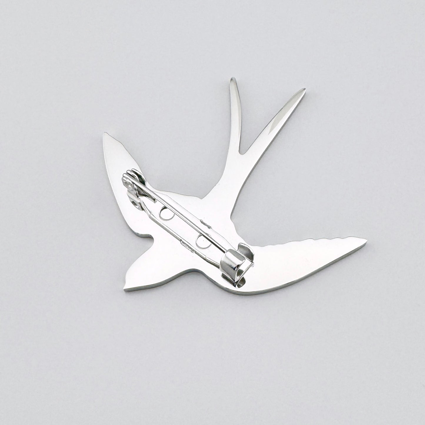 Brosche Sonata in Vogelform mit silberfarbener Oberfläche und Verschluss auf der Rückseite